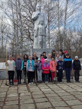 Благоустройство памятника воинам - землякам.