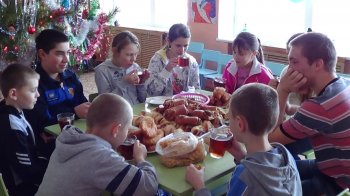 Рождество у Новогодней елки.