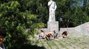 Трудовой десант. Уход за памятником.